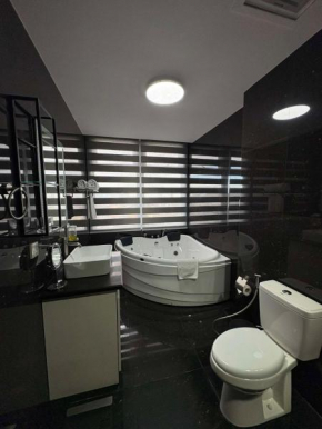 La Grande Penthouse 1 bedroom with private jacuzzi & Netflix!